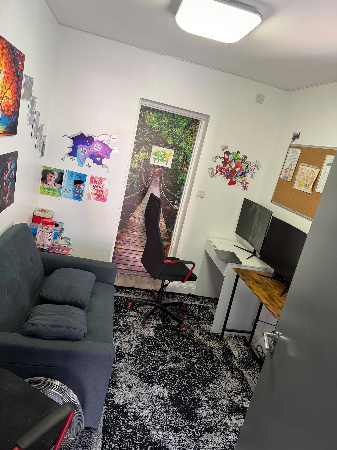 Cosy living and study area at Bovingdon