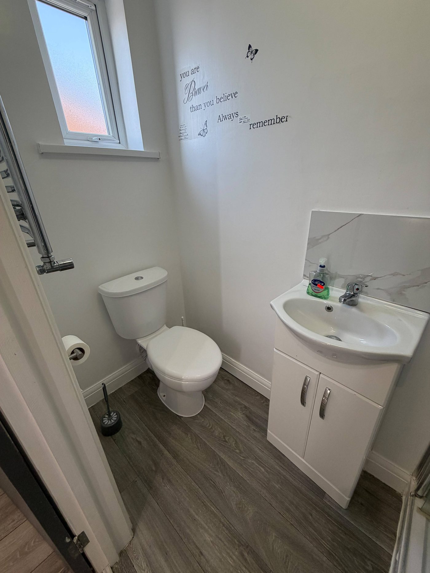 Cloakroom with washbasin at Bovingdon
