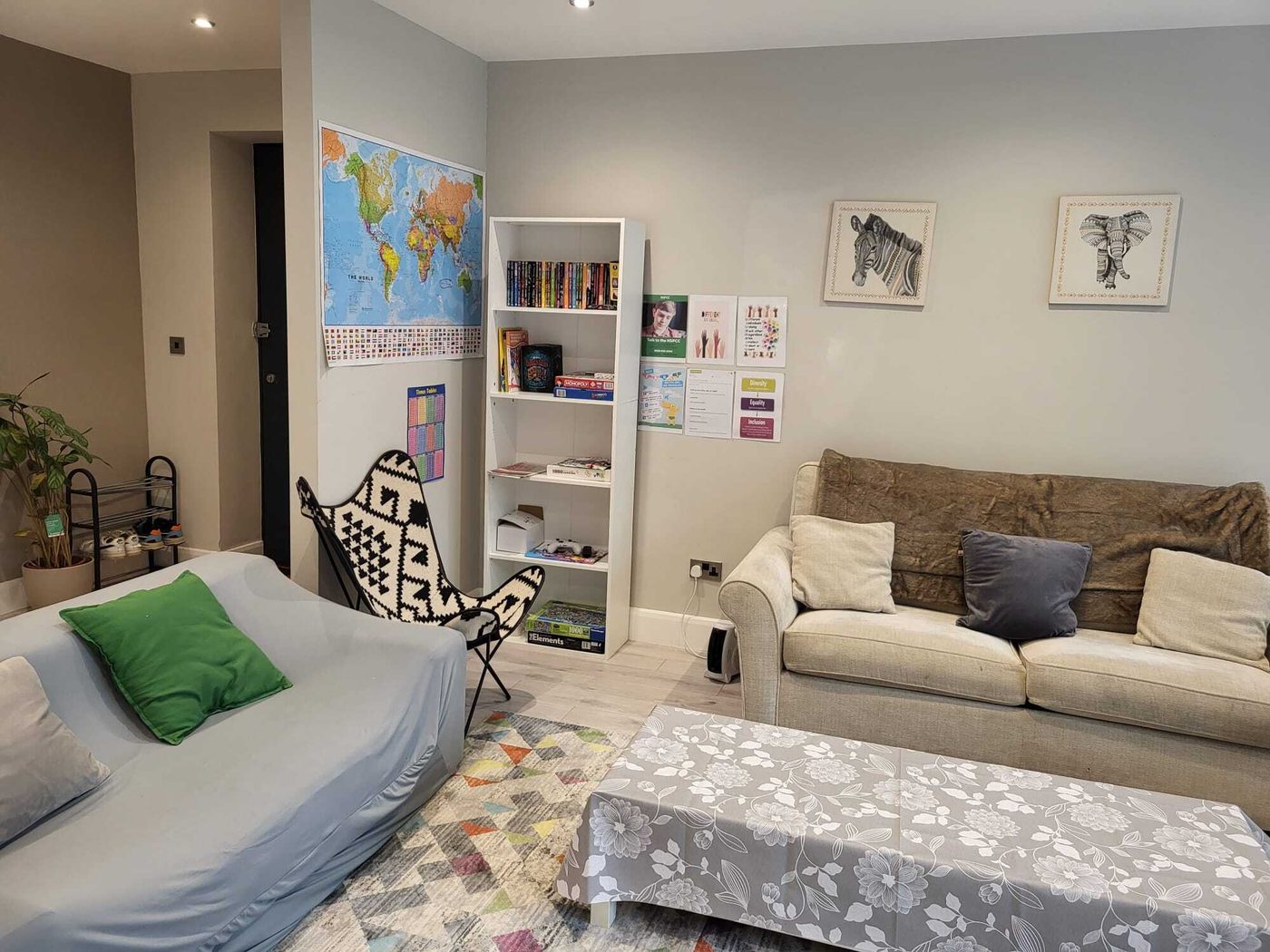Comfortable living room with books and games at Shapes