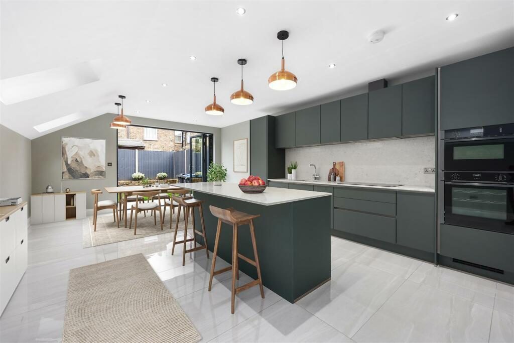 Modern kitchen with island at Turtle Green