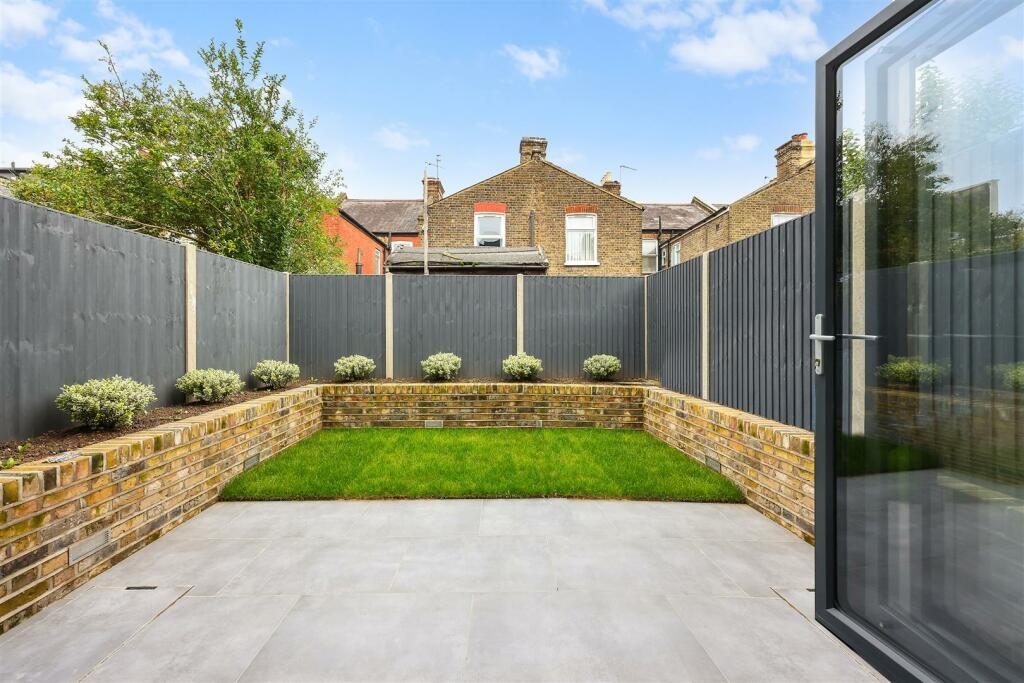 Private rear garden with lawn at Turtle Green